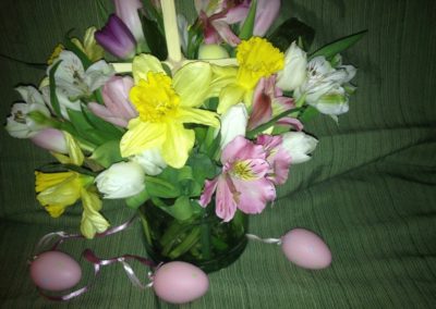 Flower arrangement with Easter eggs